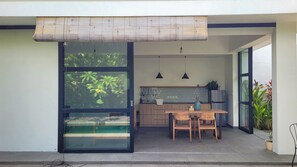 تناول الطعام بالخارج