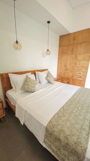 2 عدّة غرف نوم ومكواة/لوح كي وواي فاي وملاءات أسرّة