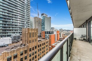 Design Condo, 2 Bedrooms, Kitchen, City View | Terrace/patio - City Centre Suites (Toronto)