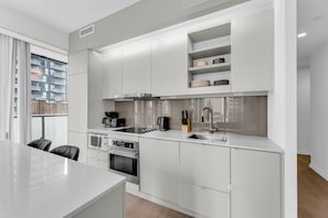 Design Condo, 2 Bedrooms, Kitchen, City View | Private kitchen | Full-sized fridge, microwave, oven, stovetop - City Centre Suites (Toronto)