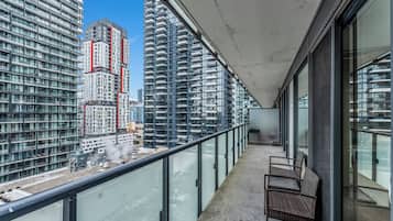 Deluxe-lejlighed - 2 soveværelser - køkken - byudsigt | Terrasse/gårdhave