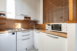 Fridge, microwave, stovetop, dishwasher