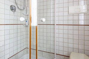 Dusche, Haartrockner, Bidet, Handtücher