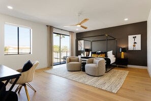 6 bedrooms, desk, iron/ironing board, travel cot - Nouveau - Sparkling Pool - Walk to Old Town (Scottsdale)