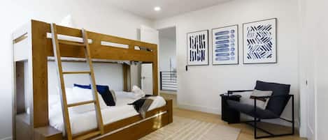 6 bedrooms, desk, iron/ironing board, travel cot