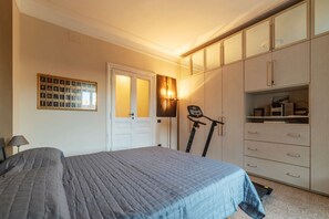 1 habitación, tabla de planchar con plancha, wifi y ropa de cama 