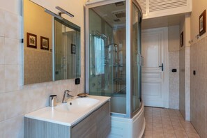 Dusche, Haartrockner, Bidet