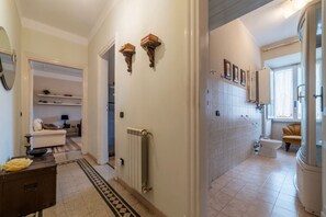 Douche, séchoir à cheveux, bidet
