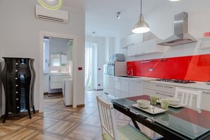 Réfrigérateur, four à micro-ondes, un four, surface de cuisson