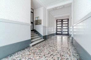 Interior - GuestHost - Cozy 72 sqm apartment in Turin, perfect for 4 guests, located on the fourth floor of an elegant 1930s building (no elevator). It features two balconies with bright views. The property is in a lively and well-served area, just steps away from  (Torino)
