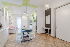 Interior - GuestHost - Cozy 72 sqm apartment in Turin, perfect for 4 guests, located on the fourth floor of an elegant 1930s building (no elevator). It features two balconies with bright views. The property is in a lively and well-served area, just steps away from  (Torino)
