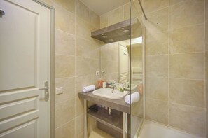 Secador de cabelo, toalhas de banho