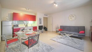 Een modern appartement met keuken, eethoek en woonkamer.