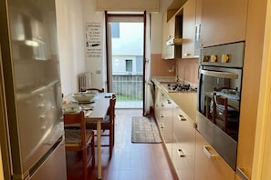 Fridge, oven, stovetop, dishwasher - Bnbook Trilocale Pace (Rho)