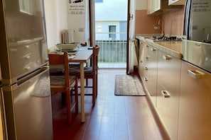 Fridge, oven, stovetop, dishwasher - Bnbook Trilocale Pace (Rho)
