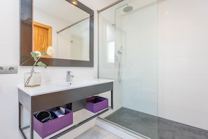 Shower, hair dryer, towels - VILLA MONTFARRUTX - Modern villa with private swimming pool and free Wifi (Artà)