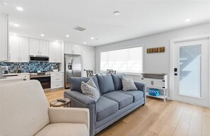 Smart TV - Tradewinds #3 – Newly Renovated! Beach & Pool Access! (Bradenton Beach)