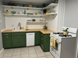 Fridge, microwave, oven, stovetop - Lower unit of a two-story duplex w/two bedrooms in Somerset with WiFi, AC (Somerset)