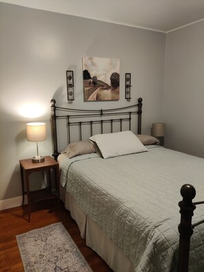 2 bedrooms, free WiFi, bed sheets - Lower unit of a two-story duplex w/two bedrooms in Somerset with WiFi, AC (Somerset)