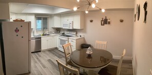 Een koelkast, een magnetron, een oven, een kookplaat