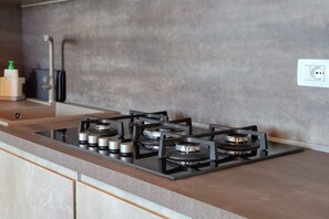 Kjøleskap, ovn, oppvaskmaskin og kaffetrakter/tekoker