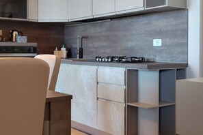 Réfrigérateur, four, lave-vaisselle, cafetière/bouilloire