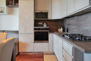 Fridge, oven, stovetop, dishwasher - Cozy One-Bedroom Apartment with Sea View Terrace (Civitanova MARCHE)