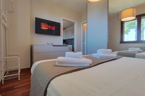 1 bedroom, WiFi, bed sheets - Cozy One-Bedroom Apartment with Sea View Terrace (Civitanova MARCHE)