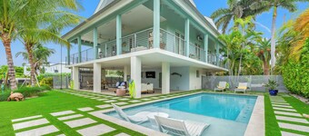 Luxurious 3-bedroom home with Pool and Dock in Key Colony Beach