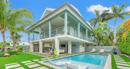 Luxurious 3-bedroom home with Pool and Dock in Key Colony Beach