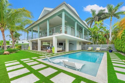 Luxurious 3-bedroom home with Pool and Dock in Key Colony Beach