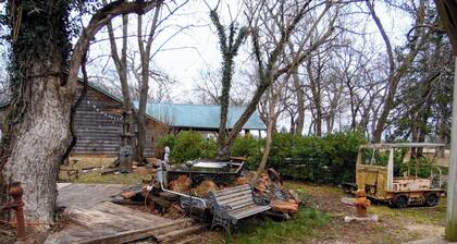 Unique Train Caboose Tiny House & event space. Antique shops & Norman close by