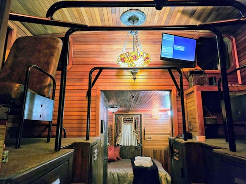 Unique Train Caboose Tiny House & event space. Antique shops & Norman close by 