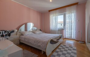 5 bedrooms, free WiFi, bed sheets