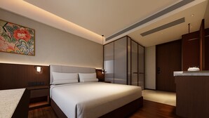 Un dormitorio moderno con una cama grande, una mesita de noche, un armario y un cuadro decorativo en la pared.