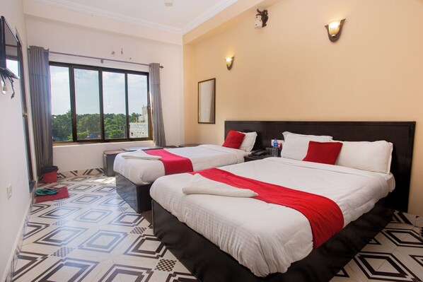 Deluxe kamer, 1 slaapkamer, niet-roken, uitzicht op tuin | Een laptopwerkplek, een strijkplank/strijkijzer, gratis wifi, beddengoed