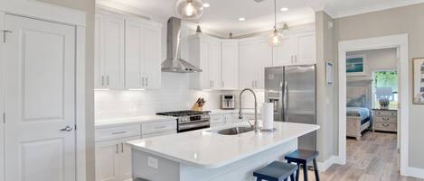 Frigorífic, microones, forn i placa de cuina