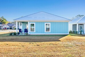 A single-story house with a blue exterior and a metal roof. - Touchdown Hideaway! Beach/OWA/Sports/Shopping (Foley)