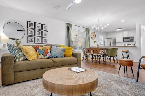 Stylish Mid-century Modern 3-bedroom 2.5 bath townhome in awesome Tallahassee