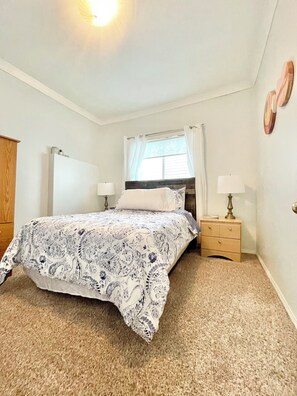 2 quartos, ferros/tábuas de passar roupa, berço de viagem