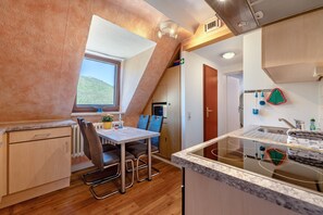 Frigorifero, microonde, forno, piano cottura