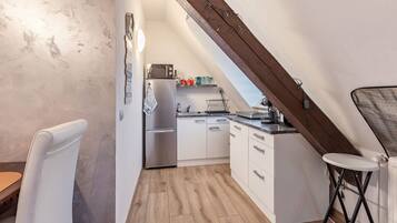 Kühlschrank, Mikrowelle, Wasserkocher mit Kaffee-/Teezubehör