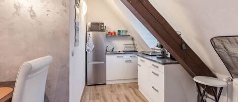 Kjøleskap, mikrobølgeovn, kaffetrakter/tekoker og kjøkkenutstyr