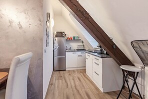 Fridge, microwave, coffee/tea maker, cookware/dishes/utensils - Apartment 'Gemütliches' with Wi-Fi (Aldingen)