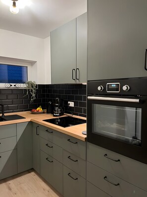 Frigorifero, forno, piano cottura, lavastoviglie