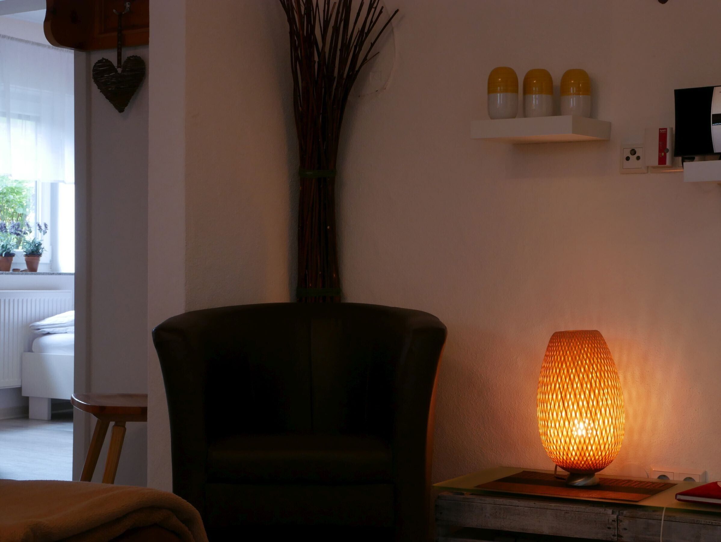 Een televisie en een stereo