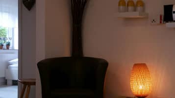 Een televisie en een stereo