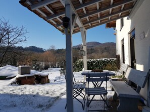 Outdoor dining - Holiday Apartment 'Nr3' with Shared Terrace, Shared Garden and Wi-Fi (Sachsenheim)