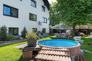 Outdoor spa tub - Apartment 'Nr3' with Shared Terrace, Garden, and Wi-Fi (Sachsenheim)