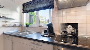 Wasserkocher mit Kaffee-/Teezubehör, Kühlschrank, Mikrowelle, Ofen